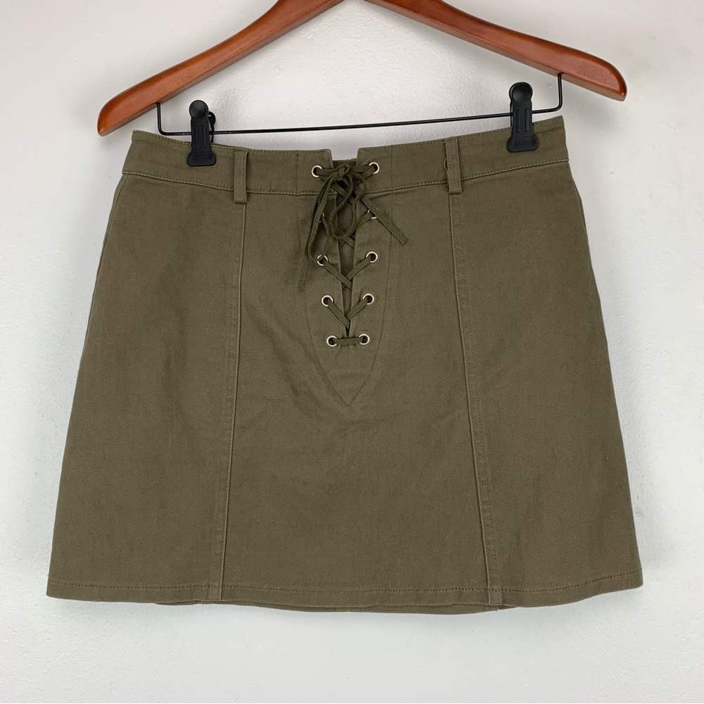 Forever 21 Mini Skirt Lace‎ Up Front Zipper Back Size M.